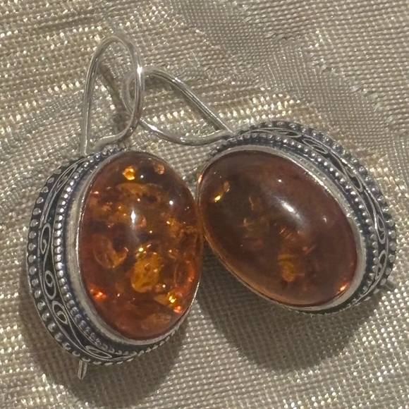 Elegant Amber and Silver Earrings - Picture 4 of 4
